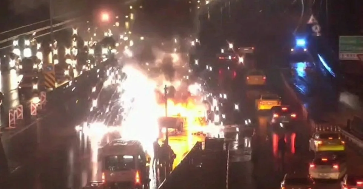 15 Temmuz Şehitler Köprüsü girişinde otomobil alev alev yandı