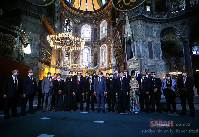 Türkiye’deki büyük elçilerin Ayasofya ziyaretinde kaydedilen ilginç görüntüler