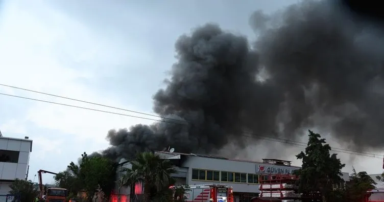 İzmir’deki metal kaplama ve plastik fabrikasındaki yangınlar kontrol altına alındı
