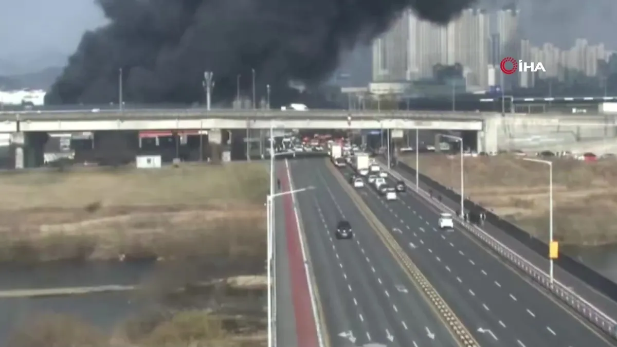Güney Kore’de fabrikada patlama ve yangın: 14 ölü, 59 yaralı videosunu izle Güney Kore’de fabrikada patlama ve yangın: 14 ölü, 59 yaralı videosunu izle