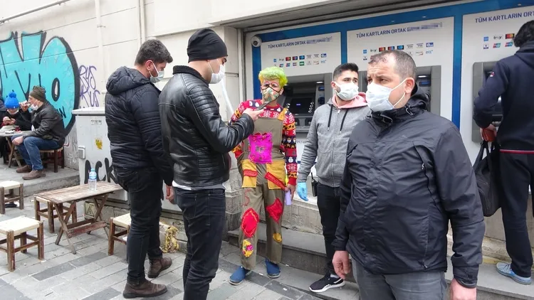 Taksim'de palyaço kılığında turistlerle fotoğraf çekilip parayı az bulunca tehdit eden şahıs yakalandı - 2
