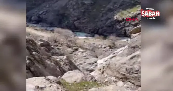 Bitlis’te halatla inilen mağarada teröristlere ait malzemeler ele geçirildi | Video