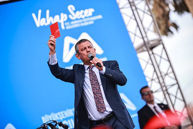 Vatandaştan Özgür Özel’e kırmızı kart! Sürprizi alay konusu oldu: Sen Özgür Özel’sin ya Özgür Yankaya değil!