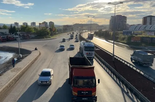 kurban-bayrami-oncesi-kirikkalede-trafik-yogunlugu-1779472462648.jpg