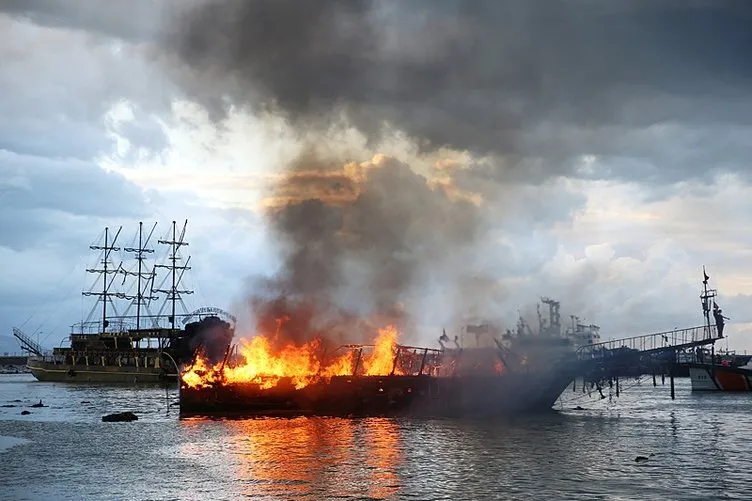 Antalya Alanya’da korku dolu anlar: 2 gezi teknesi alev alev yandı!