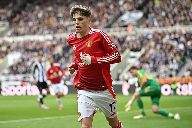 Roy Keane’den çarpıcı sözler: Altay Bayındır’ın performansı ortalığı karıştırdı! Doğum günü kutlaması taraftarları çıldırttı…