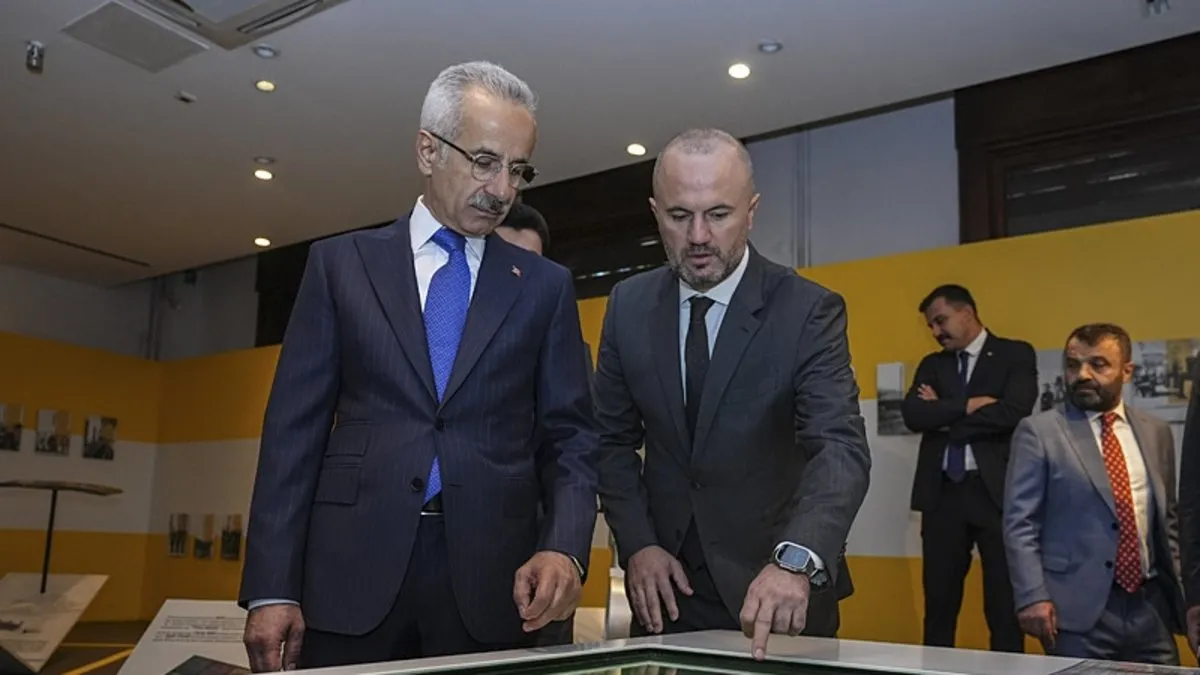 Bakan Uraloğlu PTT Pul Müzesi'ni ziyaret etti