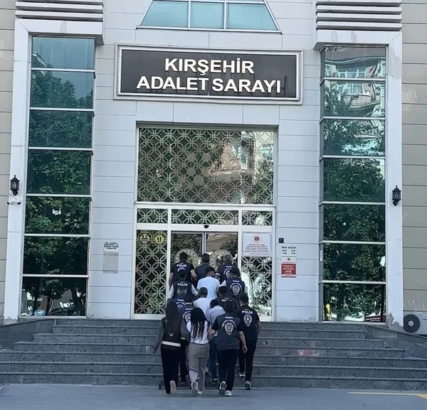 sahte-arac-kiralama-cetesi-cokertildi-7-ilde-es-zamanli-operasyon-80-milyonluk-vurgun-1785842350596.jpg