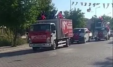 Fethiye Belediye Başkanı’ndan skandal haraket! Türk bayraklarını kamyonun kasasından yere fırlattı