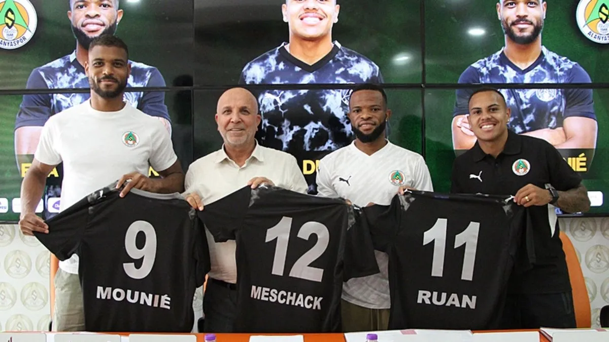Alanyaspor'dan transfer şov! 3 oyuncu için imza töreni düzenlendi...