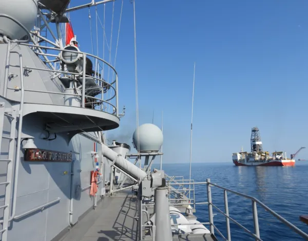 msb-paylasti-tcg-turgutreis-firkateyni-sondaj-gemilerine-refakatini-surduruyor-1784977829403.png
