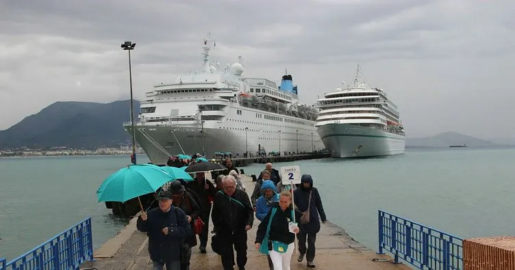 Alanya’ya bir günde iki lüks gemiyle 2 bin turist geldi