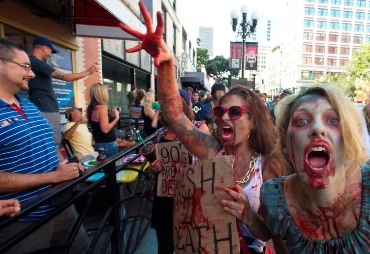 Çizgi roman fuarını zombiler bastı
