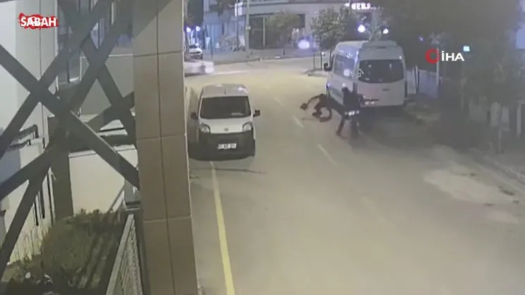 Adana’da kapkaç dehşeti kamerada: Kadını sürükleyip çantasını çaldılar! | Video
