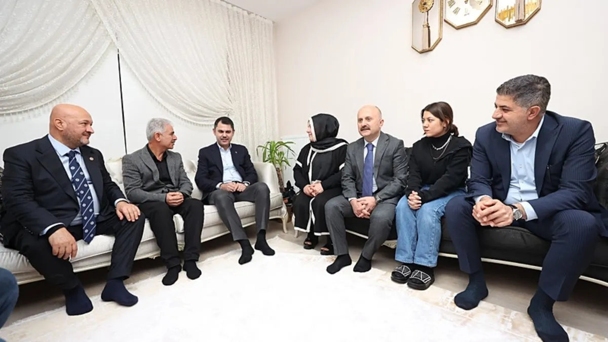 Bakan Kurum'dan depremzede öğretmene anlamlı ziyaret