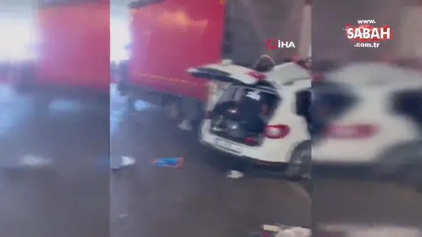Başakşehir’de otomobil altgeçit duvarı ile kamyonet arasına sıkıştı: 1’i ağır 2 yaralı | Video