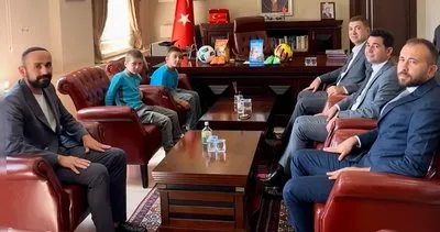 Minik yüreklerin şefkati ödüllendirildi! Sahip çıktıkları sokak kedisini harçlıklarıyla besleyen öğrencilere kaymakamdan ödül #kayseri