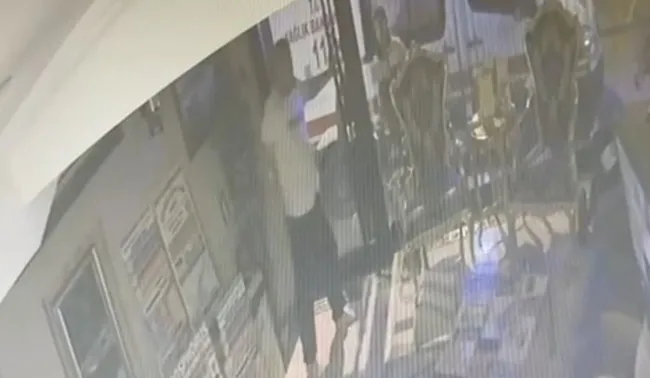 son-dakika-bocek-ailesinin-olumune-iliskin-bir-skandal-daha-otelde-kilitli-kalmislar-servet-bocek-kucaginda-co-1763636749353.jpg (1058×616)