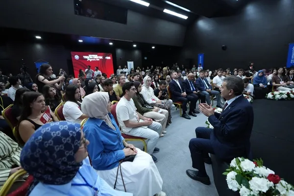 bakan-tekin-universite-tercih-destek-programinda-genclerle-bir-araya-geldi-1786121306329.jpg