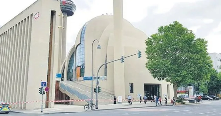 Almanya ve Hollanda’daki camilere eş zamanlı saldırı