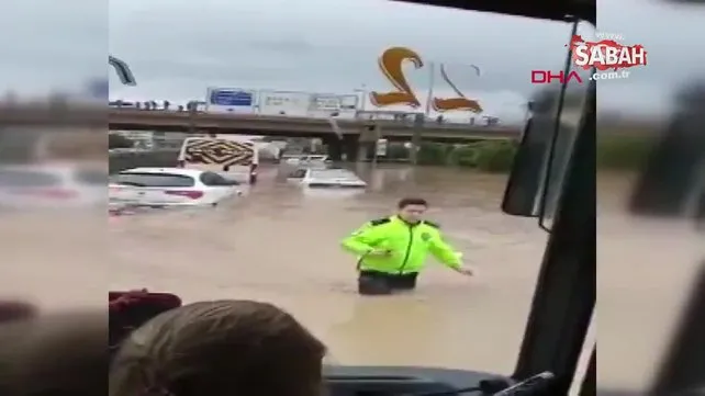 İzmir'de beline kadar sel suyuna giren polis herkesin takdirini topladı | Video
