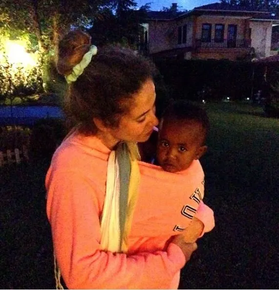 Esra Akkaya�nın evlat edindiği siyahi bebek, şimdi kocaman Esra Akkaya�nın evlat edindiği siyahi bebek, şimdi kocaman