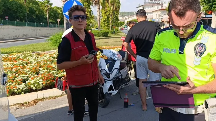 Motokurye okul servisine çarptı: Metrelerce havaya fırladı!