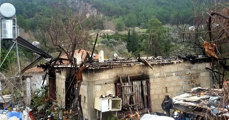 Kumluca’da yaşlı çiftin evi yandı