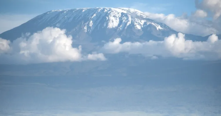 Tanzanya’da helikopter dağa çakıldı: 5 ölü