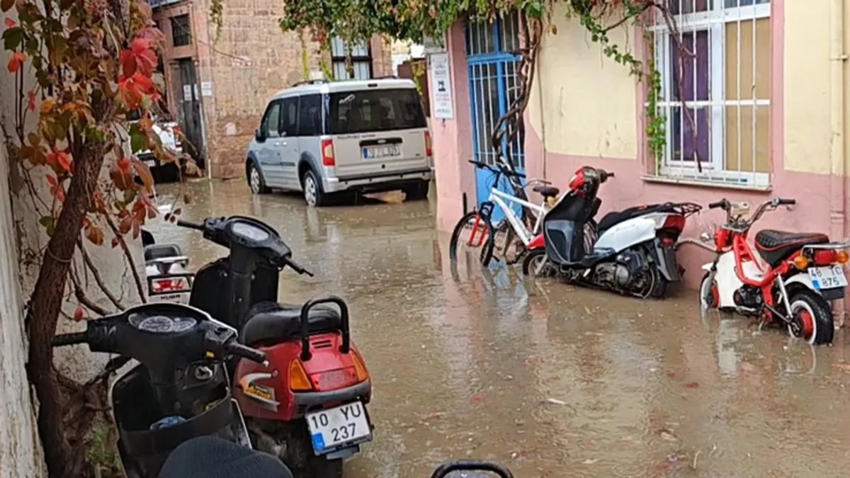 Ayvalık’ta metrekareye 55 kilogram yağış düştü! Bazı cadde ve sokaklar göle döndü Ayvalık’ta metrekareye 55 kilogram yağış düştü! Bazı cadde ve sokaklar göle döndü