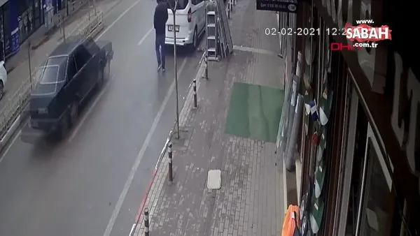 Bursa'da kamyonetin açık kalan kapısının yayaya çarptığı an kamerada | Video