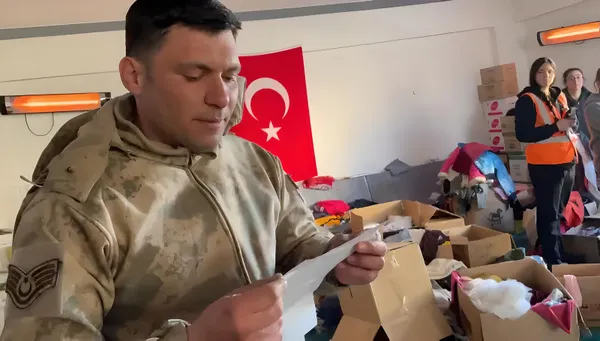 iki-kardes-kumbaralarinda-biriktirdiklerini-depremzedelere-gonderdi-1676526003377.jpg