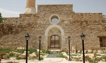 Taç kapısıyla ünlü asırlık cami, süslemeleriyle de dikkati çekiyor