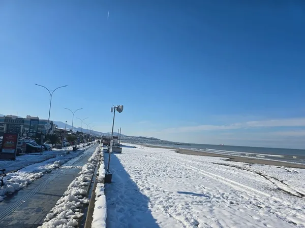 samsunda-gorulmemis-manzara-kumsalda-kar-1740491448403.jpg