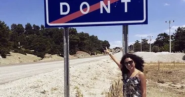 Bu levhayı gören duruyor