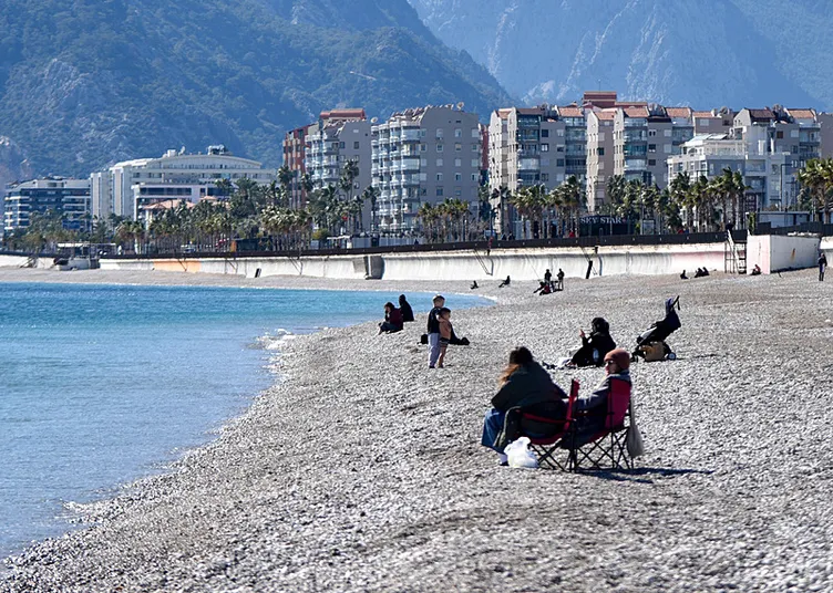 Yurtta kar yağışı: Antalya’da deniz, kum, güneş!