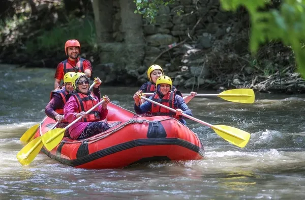turku-soyleyerek-rafting-yaptilar-bursali-kadinlar-yoresel-kiyafetleriyle-parkurlarda-1690181481619.jpg