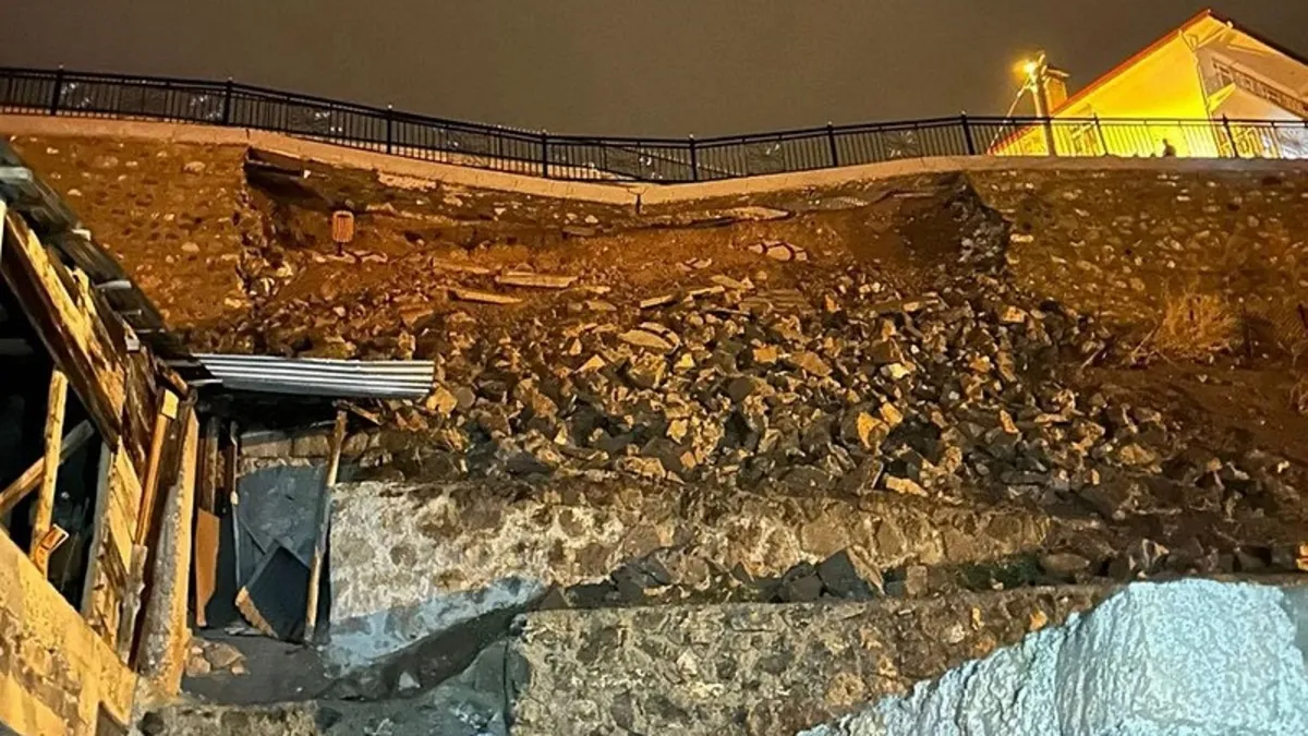 İspir’de heyelan: 2 konut boşaltıldı İspir’de heyelan: 2 konut boşaltıldı