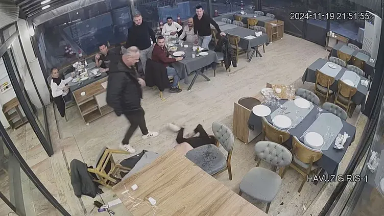 CHP’li Meclis üyesi gazeteciyi öldüresiye dövdü! Saldırı anı güvenlik kameralarına yansıdı