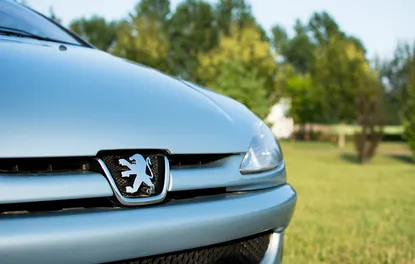 PEUGEOT YENİ LOGOSUNU TANITTI
