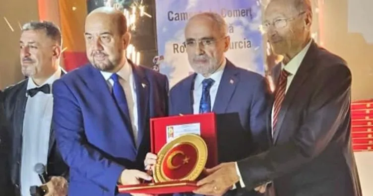 Yalçın Topçu’ya, Türk dünyasına hizmet ödülü