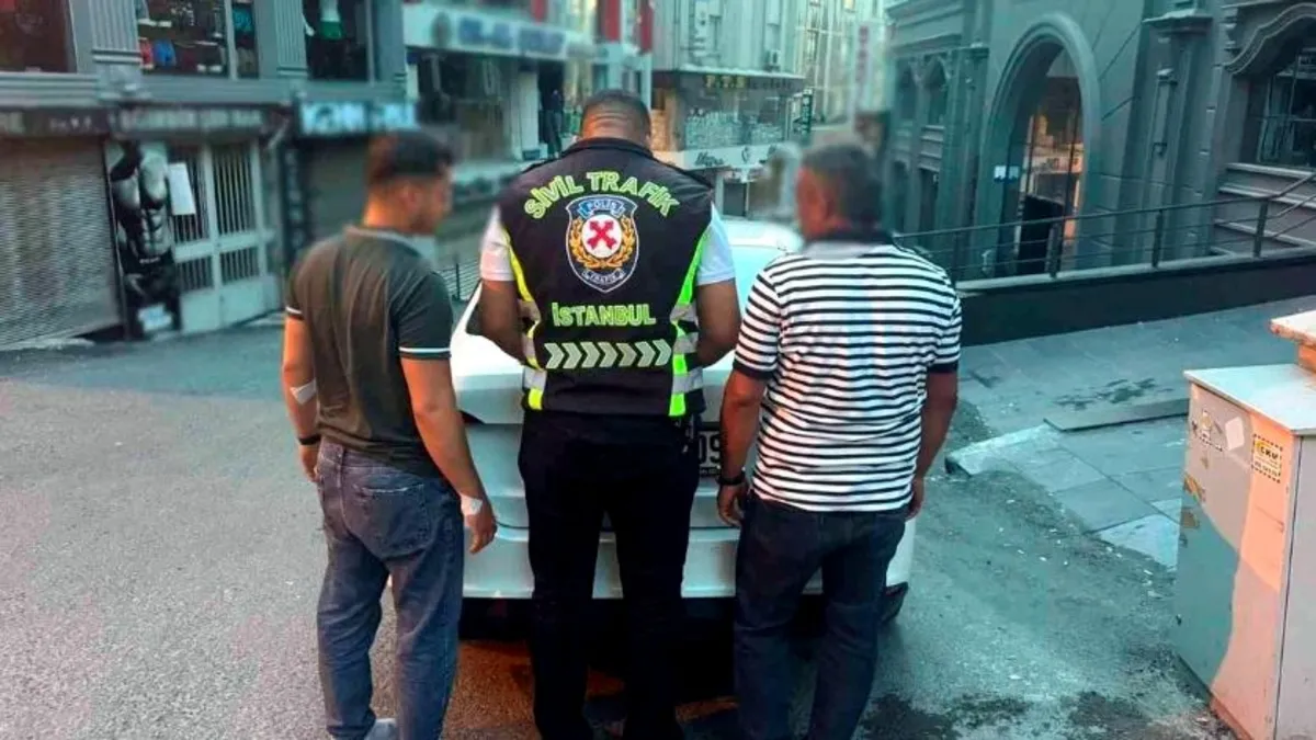 Fatih’te taksi şoförünün aracını tekmeleyen sürücü tutuklandı Fatih’te taksi şoförünün aracını tekmeleyen sürücü tutuklandı