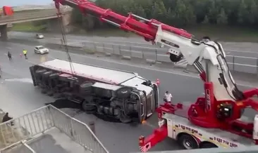 Kocaeli’de kontrolden çıkan TIR devrildi