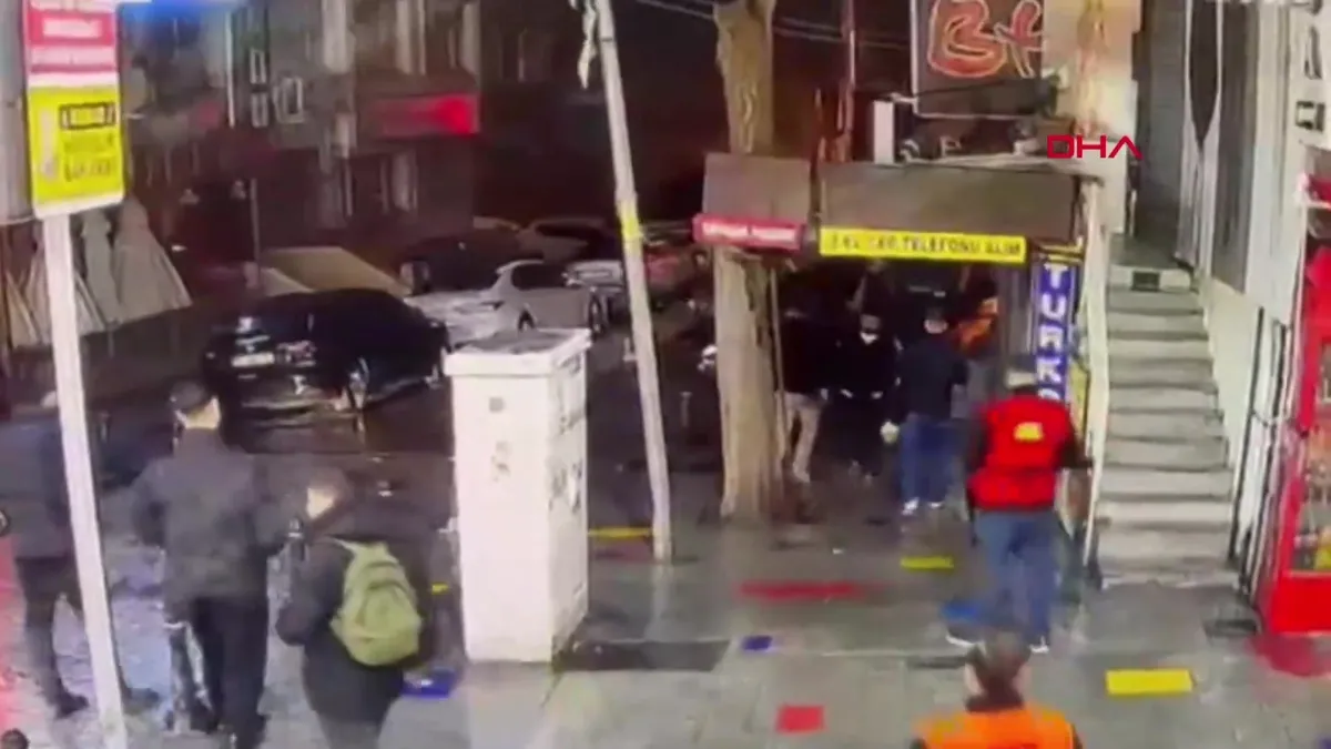 Bahçelievler’de doğum günü kutlamasında bıçaklı kıskançlık kavgası kamerada: 1 ölü, 3 yaralı | Video videosunu izle Bahçelievler’de doğum günü kutlamasında bıçaklı kıskançlık kavgası kamerada: 1 ölü, 3 yaralı | Video videosunu izle
