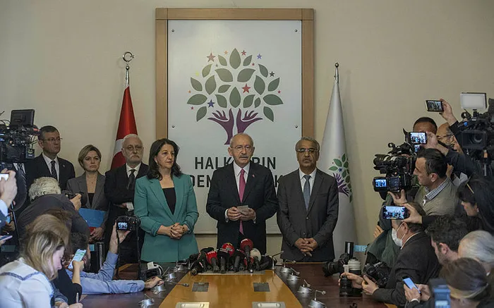 kilicdaroglu-hdpye-sirin-gorunme-adina-kurtceyi-suistimal-etti-gercek-bambaska-cikti-1679388247025.jpg HDP’ye şirin gözükme çabası elinde patladı! Kılıçdaroğlu’nun Kürtçe yalanı