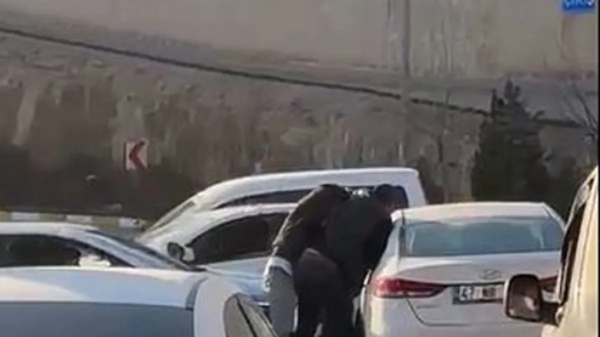 Mardin’de trafikte tekmeli yumruklu yol verme kavgası! Mardin’de trafikte tekmeli yumruklu yol verme kavgası!