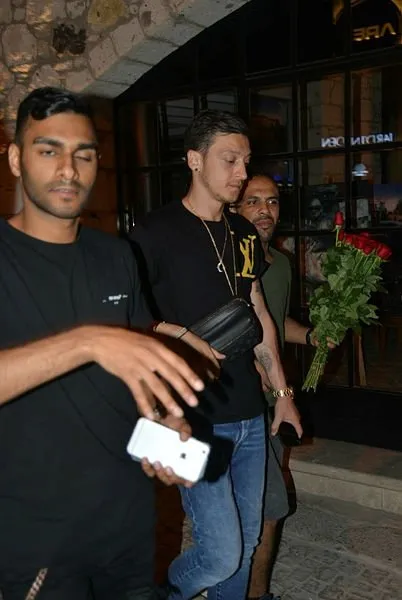 Mesut Ãzil'den seyyar çiçek satıcılarına tepki