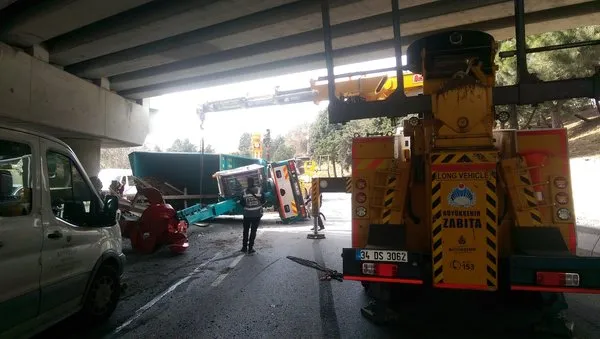 Bakırköy'de vinç üst geçide çarptı