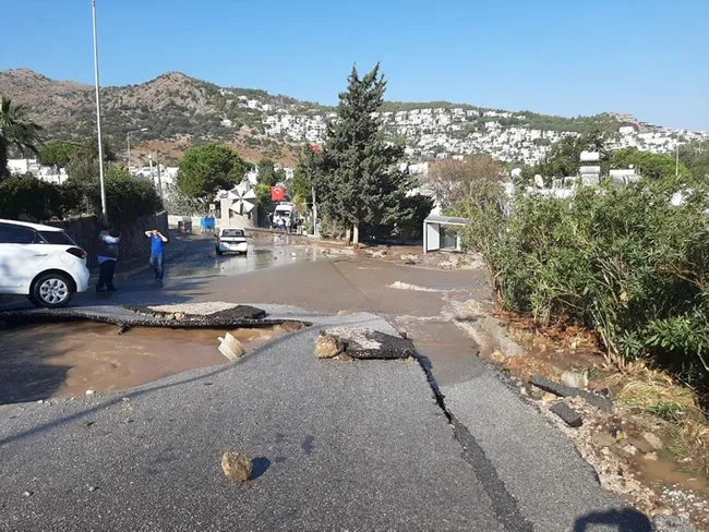 ana-su-hatti-bomba-gibi-patladi-1635522418145.jpg
