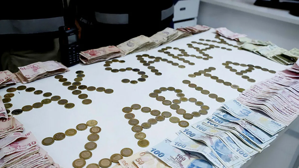 Yer Aksaray: 4 dilencinin üzerinden 30 bin TL çıktı! Yer Aksaray: 4 dilencinin üzerinden 30 bin TL çıktı!